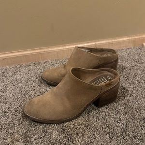 Tom’s Tan Suede Mule